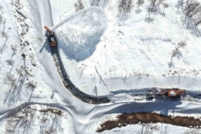 Hasköy-Mutki güvenlik yolunda çığ riskine rağmen karla mücadele sürüyor