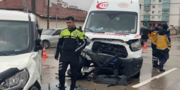 Hasta taşıyan ambulansla hafif ticari araç çarpıştı: 8 yaralı