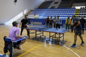 Hastane personeli masa tenisinde hünerlerini sergiledi