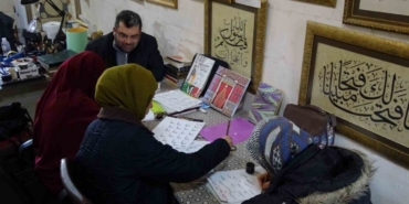 Hat sanatçısı yeni öğrenciler yetiştiriyor