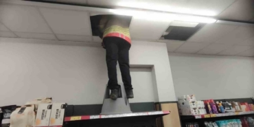 Havalandırma boşluğunda mahsur kalan kediyi itfaiye kurtardı