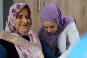 Hayatındaki ilk doğum gününü 77 yaşında kutladı