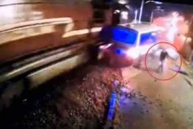 Hemzemin geçitte mahsur kalan dolmuşa tren çarptı, sürücü saniyelerle kurtuldu... Feci kaza kamerada