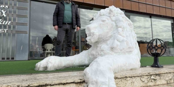 Her detayını 3 saat boyunca kaşıkla tek tek işledi, ortaya kardan aslan çıkardı