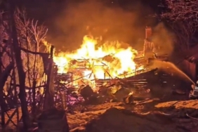 İki katlı ahşap ev alevlere teslim oldu: 1 yaralı