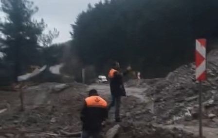 İnebolu-Doğanyurt-Cide karayolu heyelan sebebiyle ulaşıma kapandı