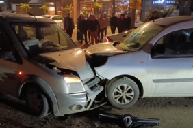 İnegöl’de iki araç kafa kafaya çarpıştı: 3 yaralı