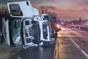 İnegöl’de iplik yüklü tır devrildi