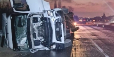 İnegöl’de iplik yüklü tır devrildi