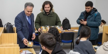 İnönü Üniversitesi’nde final haftasında öğrencilere meyve ikramı