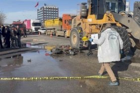 İş makinesinin altında kalan motosikletli hayatını kaybetti