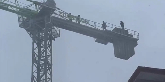 İşçilerden inşaat kule vincinde intihar girişimi