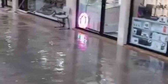 İskenderun ayakkabıcılar çarşısı sular altında kaldı