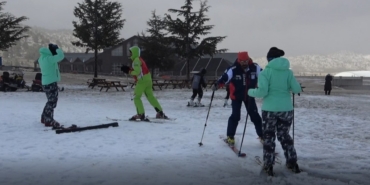 Isparta Davraz’da suni karla kayak keyfi devam ediyor