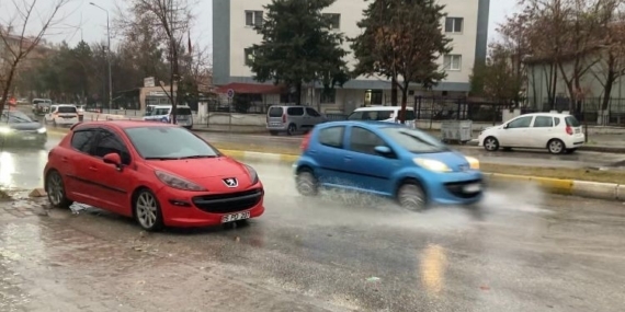 Isparta’da sağanak ve fırtına hayatı olumsuz etkiledi