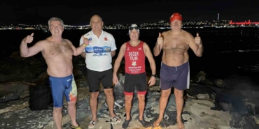 İstanbul Boğazı’nda buz gibi suda yüzerek 2026’yı karşıladılar