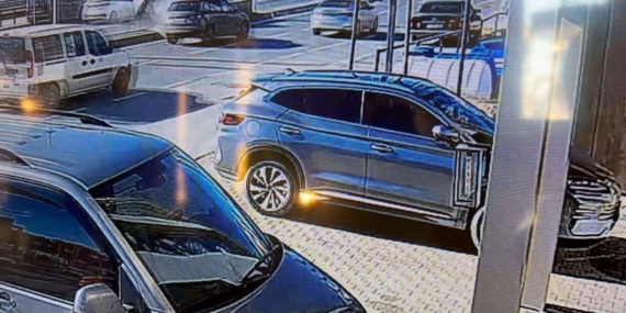 İstanbul E-5 Saadetdere’de trafiği kilitleyen kaza