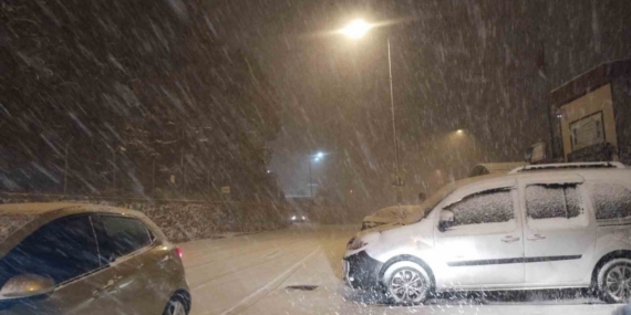 İstanbul yeni yıla karla girdi, yollar beyaza büründü