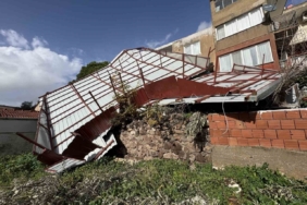 İzmir’de 4 katlı binanın çatısı uçtu