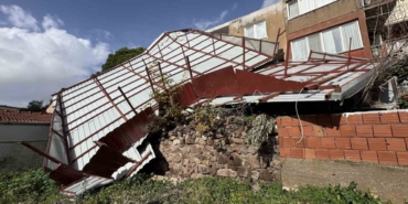 İzmir’de 4 katlı binanın çatısı uçtu