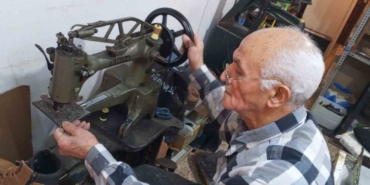 İzmir’de 60 yıllık ayakkabı ustası teknolojiye karşı direniyor