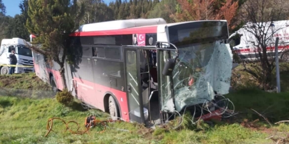 İzmir’de belediye otobüsü ile panelvan çarpıştı: 1 ölü, 8 yaralı
