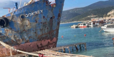 İzmir’de Demircili Sahili’ndeki hurda gemiye inceleme başlatıldı