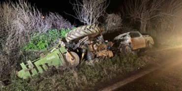 İzmir’de pikap traktöre arkadan çarptı: 2 yaralı