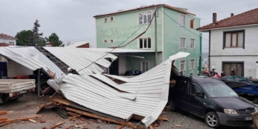 İznik’te şiddetli fırtına evin çatısını uçurdu