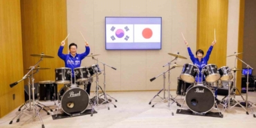 Japonya ve Güney Kore liderlerinden K-pop şarkıları eşliğinde bateri şov