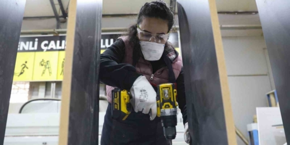 Kadın mobilya ustaları yetişiyor: 12 yıl öğretmenlikten sonra marangoz oldu