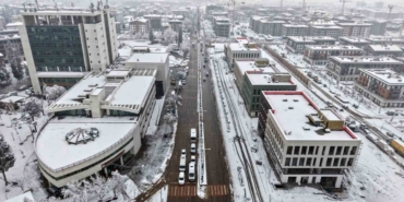 Kahramanmaraş’ta kar sevinci yaşanırken, ekipler de sahada görev yapıyor