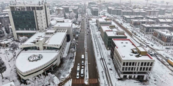 Kahramanmaraş’ta kar sevinci yaşanırken, ekipler de sahada görev yapıyor