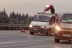 Kamyonetin alevlere teslim olmasının önüne sürücünün gayreti geçti