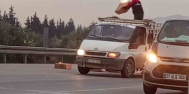Kamyonetin alevlere teslim olmasının önüne sürücünün gayreti geçti