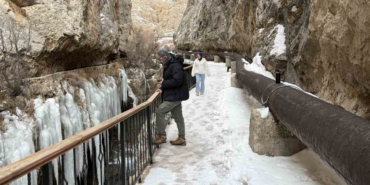 Kanyonda oluşan devasa buz sarkıtlarının boyu 5 metreyi aştı