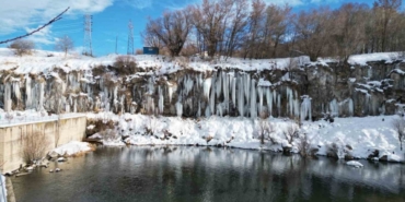 Kanyonda oluşan metrelerce boydaki buz sarkıtları görsel şölen sunuyor