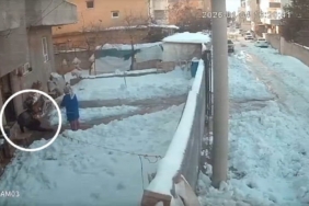 Kapıdan çıkan yerde kaldı: Evden çıkan herkes buzda kaydı