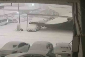 Kar ağırlığına dayanamayan sundurmanın araçların üzerine çöktüğü anlar kamerada