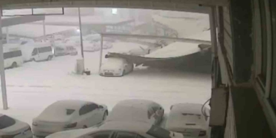 Kar ağırlığına dayanamayan sundurmanın araçların üzerine çöktüğü anlar kamerada