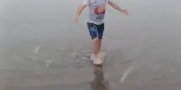Kar altında denize girip yüzdü attı