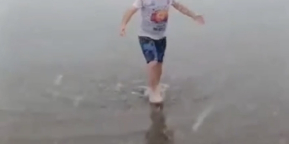 Kar altında denize girip yüzdü attı