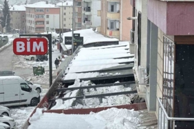 Kar birikintisi zincir marketin çatısını çökertti