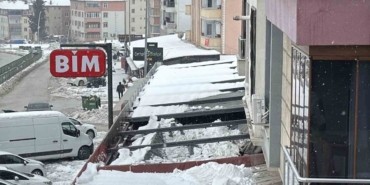 Kar birikintisi zincir marketin çatısını çökertti