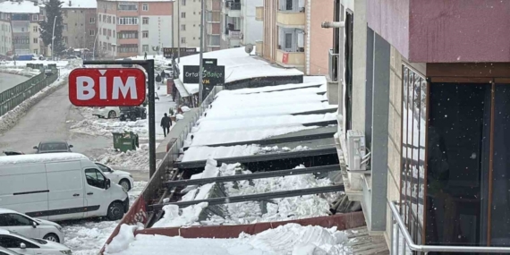 Kar birikintisi zincir marketin çatısını çökertti