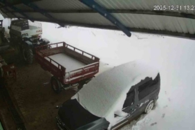 Kar kütlesini taşıyamayan çatı araçların üzerine çöktü