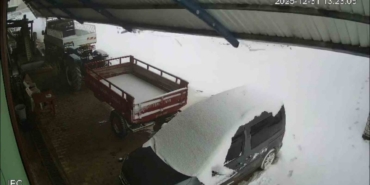 Kar kütlesini taşıyamayan çatı araçların üzerine çöktü