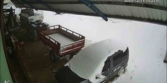 Kar kütlesini taşıyamayan çatı araçların üzerine çöktü