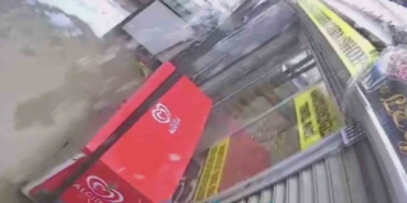 Kar kütlesini taşıyamayan plastik çatının yerle bir olmasıyla korku dolu anlar yaşadılar