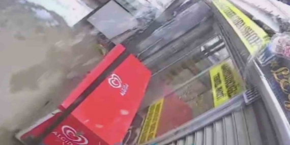 Kar kütlesini taşıyamayan plastik çatının yerle bir olmasıyla korku dolu anlar yaşadılar